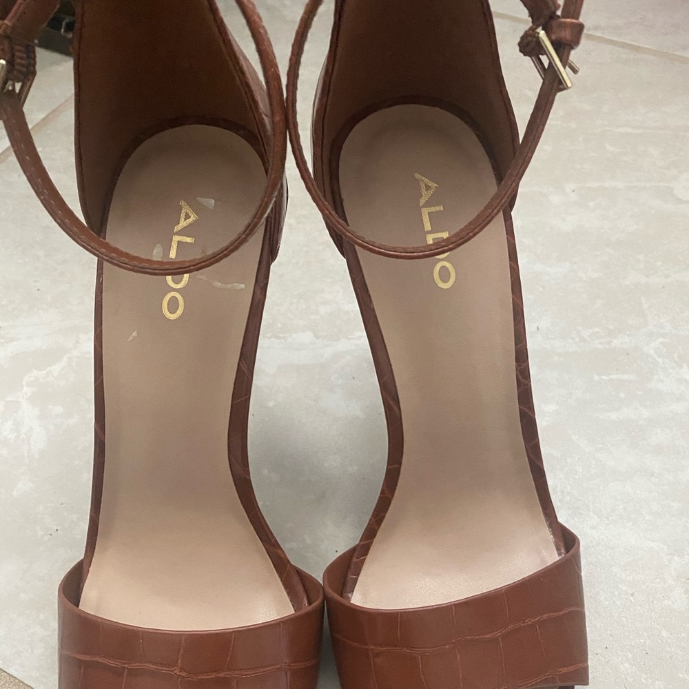 Also heels - Picture 4 of 5